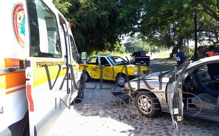 Noticias de Puerto Vallarta | NotiespacioPV | Encontronazo en Fluvial Vallarta deja dos personas heridas
