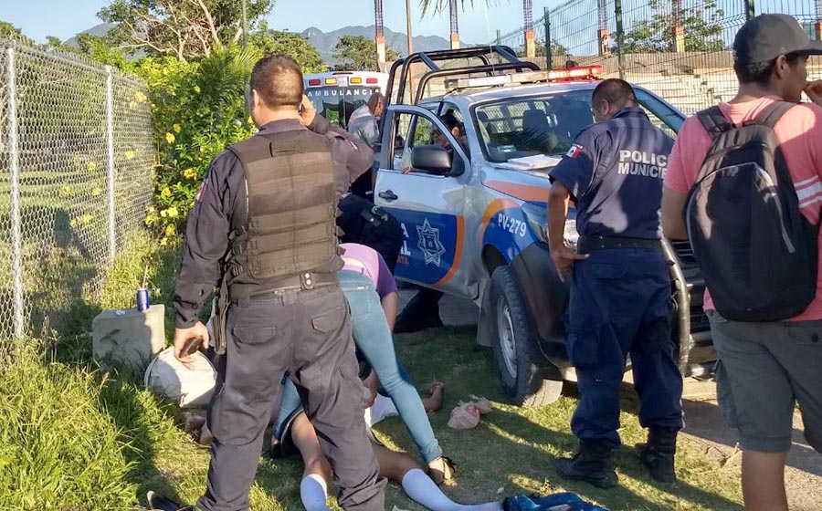 Menores de edad son halladas tiradas en la Bobadilla, estaban ebrias Noticias de Puerto Vallarta | NotiespacioPV | Menores de edad son halladas tiradas en la Bobadilla, estaban ebrias