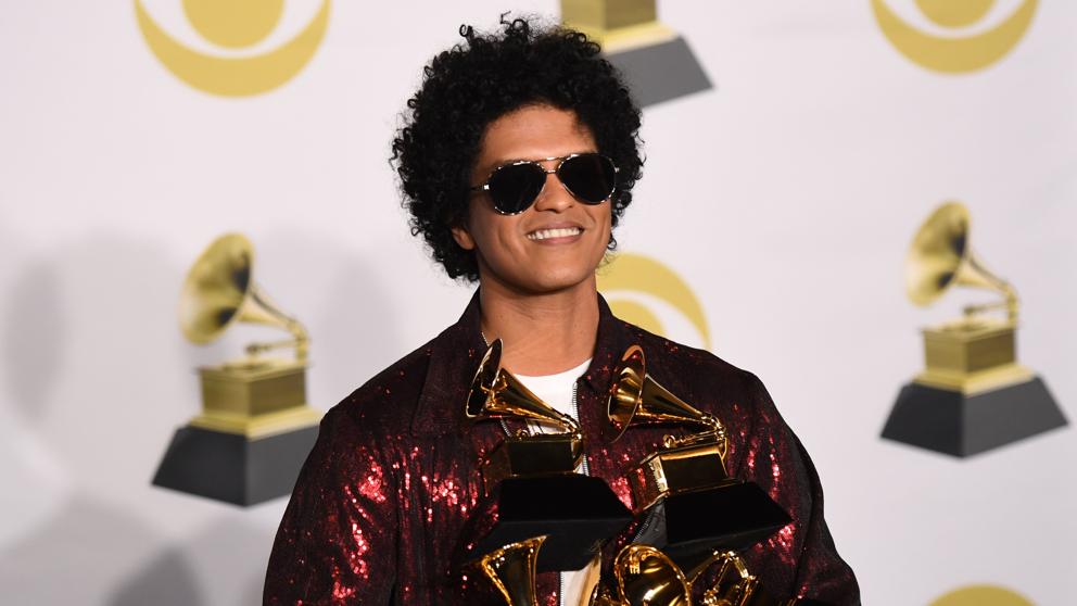 Bruno Mars hace magia de '24 quilates' y arrasa con los grammys