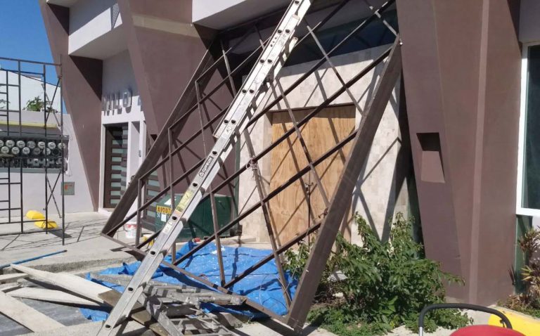 Caen trabajadores de un andamio Noticias de Puerto Vallarta | NotiespacioPV | Caen trabajadores de un andamio