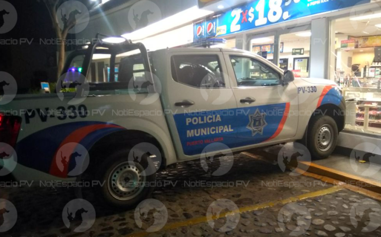 Choca patrulla contra la entrada de un OXXO Noticias de Puerto Vallarta | NotiespacioPV | Choca patrulla contra la entrada de un OXXO
