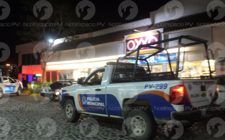 Choca patrulla contra la entrada de un OXXO Noticias de Puerto Vallarta | NotiespacioPV | Choca patrulla contra la entrada de un OXXO