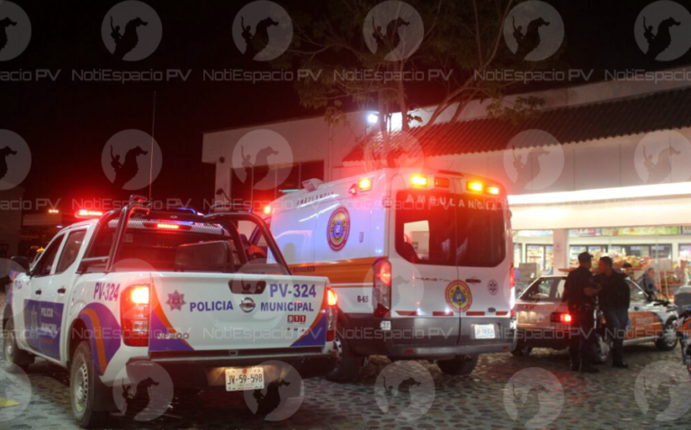 Choca patrulla contra la entrada de un OXXO Noticias de Puerto Vallarta | NotiespacioPV | Choca patrulla contra la entrada de un OXXO