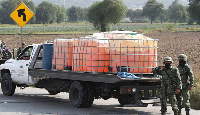 Detienen a dos personas que portaban 36 mil litros de hidrocarburo en Jalisco