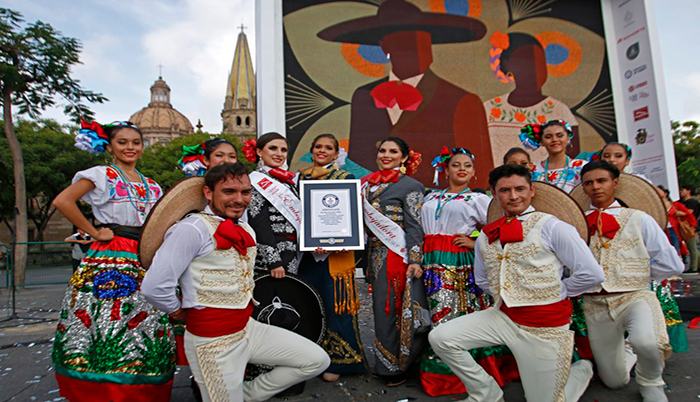 Guadalajara gana Récord Guinness en Mosaico de chaquira