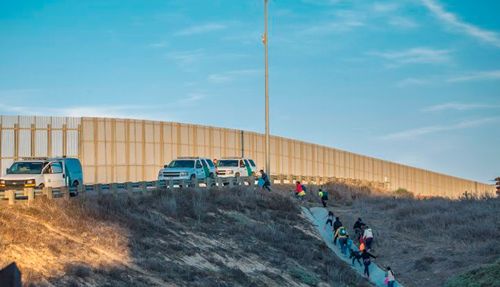 240 Migrantes son arrestados por intentar cruzar EE.UU ilegalmente
