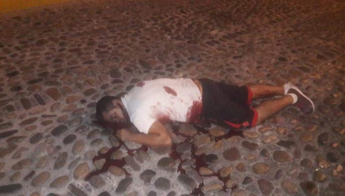 Puerto Vallarta: Asesinan a tres sujetos afuera de un bar