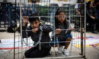 Notiespacio PV | Juez avala política de Trump de separar familias en frontera con México