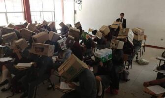 Noticias de Puerto Vallarta | NotiespacioPV | Maestro pone cajas de cartón a alumnos para que no copien en examen
