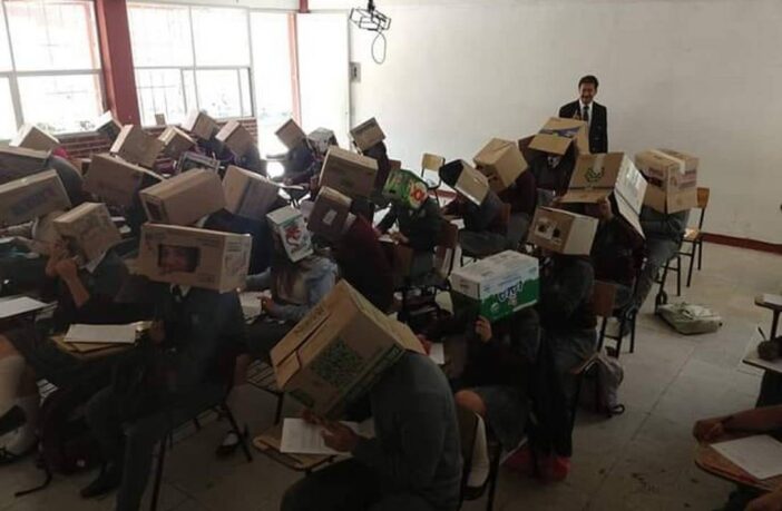 Noticias de Puerto Vallarta | NotiespacioPV | Maestro pone cajas de cartón a alumnos para que no copien en examen