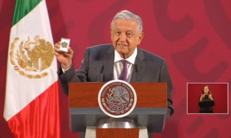 Noticias de Puerto Vallarta | NotiespacioPV | Amlo muestra trébol de seis hojas; el cual dijo forma parte de los objetos que le regala la gente.