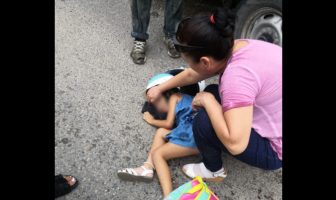 Noticias de Puerto Vallarta | NotiespacioPV | Irresponsable mujer choca en su moto contra una camioneta; llevaba a su hija de 6 años