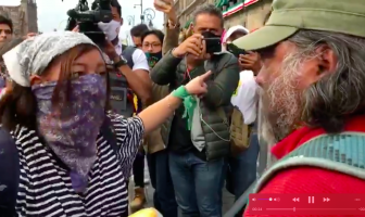 Noticias de Puerto Vallarta | NotiespacioPV | Se enfrentan manifestantes feministas con los familiares de los Normalistas de Ayotzinapa