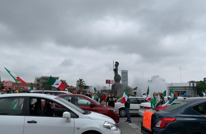 Noticias de Puerto Vallarta | NotiespacioPV | Se manifiestan en la Minerva de Guadalajara integrantes del Frente Anti AMLO