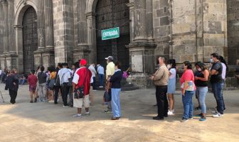 Noticias de Puerto Vallarta | NotiespacioPV | Buscan acercarse a la Virgen de Zapopan aunque sea un momento