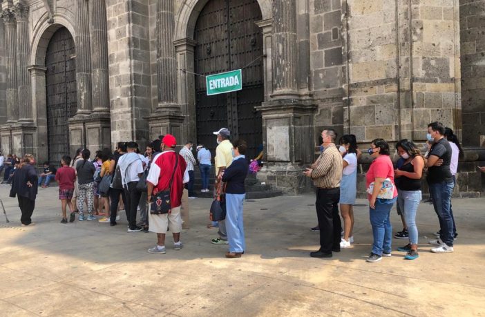 Noticias de Puerto Vallarta | NotiespacioPV | Buscan acercarse a la Virgen de Zapopan aunque sea un momento