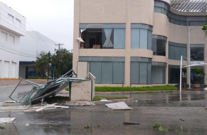 Noticias de Puerto Vallarta | NotiespacioPV | Paso de Huracán Delta deja daños materiales en Yucatán