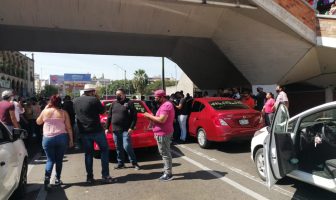 Noticias de Puerto Vallarta | NotiespacioPV | Por rechazo a Botón de Emergencia, taxistas de plataforma bloquearon avenidas en Guadalajara