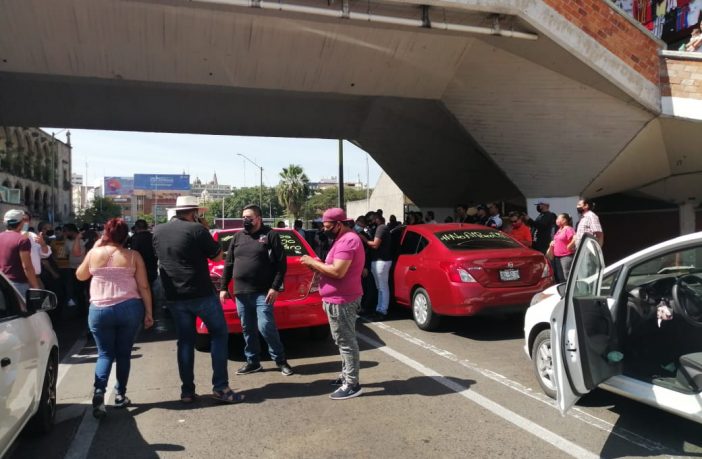 Noticias de Puerto Vallarta | NotiespacioPV | Por rechazo a Botón de Emergencia, taxistas de plataforma bloquearon avenidas en Guadalajara