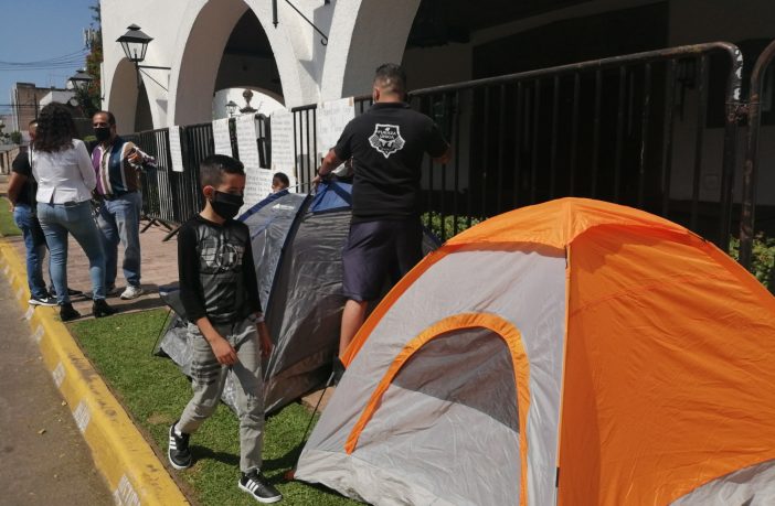 Noticias de Puerto Vallarta | NotiespacioPV | Dos manifestaciones se instalan afuera de Casa Jalisco