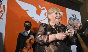 Noticias de Puerto Vallarta | NotiespacioPV | Defiende Clemente Castañeda a Paquita la del Barrio como candidata