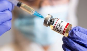 Noticias de Puerto Vallarta | NotiespacioPV | Laboratorios no venderán dosis COVID-19 hasta octubre: Alfaro