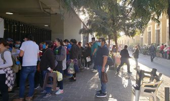 Noticias de Puerto Vallarta | NotiespacioPV | Para vacunación, familias acamparon desde las 10 de la noche