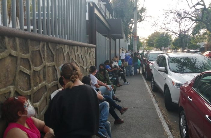 Noticias de Puerto Vallarta | NotiespacioPV | Largas filas desde el jueves en los módulos para vacunarse contra Covid 19 en Guadalajara