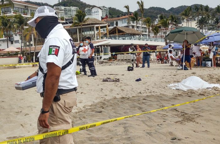 Noticias de Puerto Vallarta | NotiespacioPV | Mesero pierde la vida tras rescatar a una niña en el mar de Vallarta