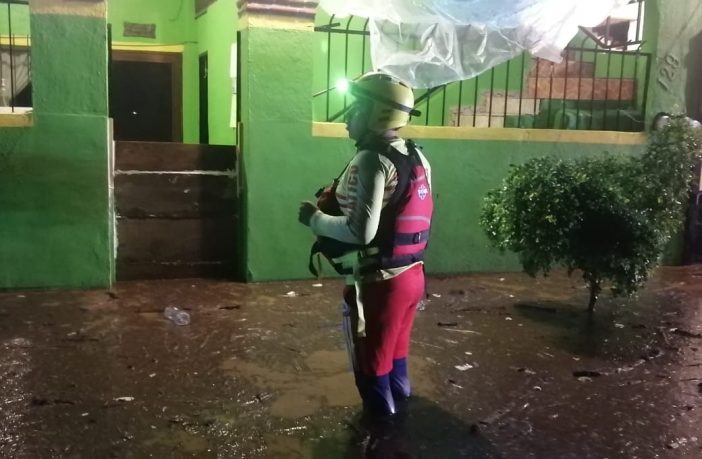 Noticias de Puerto Vallarta | NotiespacioPV | Pobladores de Cihuatlán sufren inundaciones tras paso de "Enrique"