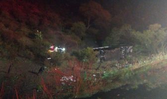 Noticias de Puerto Vallarta | NotiespacioPV | Volcadura de autobús en carretera Valle de Guadalupe-Jalostotitlán deja 40 lesionados