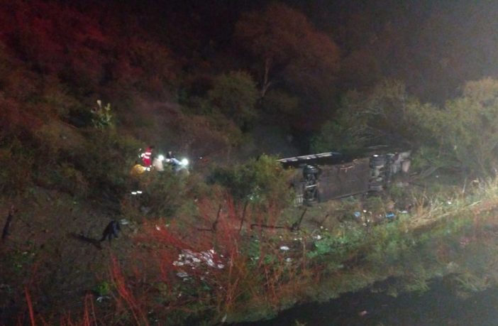 Noticias de Puerto Vallarta | NotiespacioPV | Volcadura de autobús en carretera Valle de Guadalupe-Jalostotitlán deja 40 lesionados