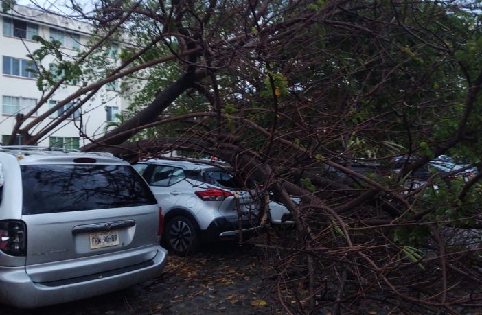 Noticias de Puerto Vallarta | NotiespacioPV | Un vehículo dañado deja la primera tormenta de la temporada