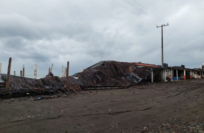 Noticias de Puerto Vallarta | NotiespacioPV | Manzanillo sufre los embates del huracán Enrique