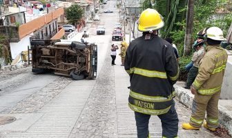 Noticias de Puerto Vallarta | NotiespacioPV | Transportaba piñas por la 16 y terminó volcado a media subida