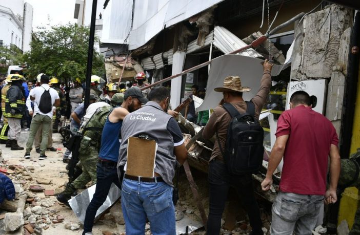 Noticias de Puerto Vallarta | NotiespacioPV | Cae marquesina en el centro de Guadalajara; hay una mujer herida