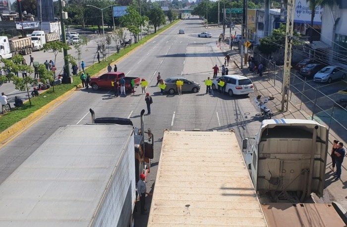 Noticias de Puerto Vallarta | NotiespacioPV | Se manifestaron en avenida López Mateos afectados por inundaciones
