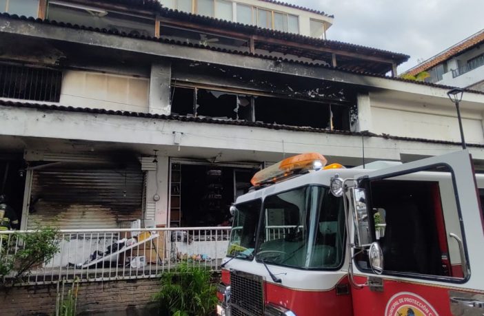Incendio en el centro de Vallarta deja considerables daños a locales comerciales