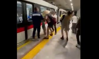 Usuario sin cubrebocas provoca riña en tren ligero de Guadalajara