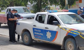 Agobiantes horas vivieron una mujer, sus hermanos y su hija durante la madrugada de este jueves, luego de que fueran víctimas de una extorsión telefónica y un secuestro virtual. De acuerdo al testimonio de un familiar directo, desde un número desconocido de Guadalajara, se comunicaron con la joven y la amenazaron con asesinar a sus padres si no acataba las indicaciones que le iban dando. Lo primero fue pedirle que sacara todo el dinero que tuviera a disposición; luego, le ordenaron que se fuera al hotel más cercano posible y que en ningún momento detuviera la llamada. La joven, engañada y asustada, hizo caso a los llamamientos altisonantes de los extorsionadores y se fue de su casa. Sus padres se dieron cuenta varias horas después, por la mañana, y comenzó la búsqueda. Quien nos da el testimonio informa que tuvo contacto con la mujer y le envió algunas fotografías; gracias a ello, pudo deducir que no estaba secuestrada, sino en algún hotel o motel, por la limpieza de las paredes y los pisos y de ahí comenzó a centrarse su búsqueda. Fue hasta casi las 9 de la mañana cuando la mujer y los menores fueron encontrados en un hotel del Pitillal, sanos y salvos, aunque asustados por lo ocurrido. Afortunadamente la mujer no entregó ninguna cantidad de dinero a sus extorsionadores, sin embargo, hay fotografías íntimas que sí fueron enviadas tras amenazas de muerte y de hacerle daño a sus padres. Este es un ejemplo de lo que se puede hacer desde una línea telefónica, con gente desalmada que, literalmente, te lava el cerebro y te hace creer que es una realidad. Las autoridades recomiendan no caer en pánico en caso de recibir este tipo de llamadas, comunicarse inmediatamente al 911 y con sus familiares más cercanos y, cuando se corrobore que es todo un intento de extorsión, llamar al 089, para que de inmediato se dé de baja el número telefónico en cuestión.