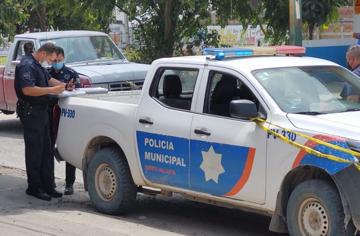 Agobiantes horas vivieron una mujer, sus hermanos y su hija durante la madrugada de este jueves, luego de que fueran víctimas de una extorsión telefónica y un secuestro virtual. De acuerdo al testimonio de un familiar directo, desde un número desconocido de Guadalajara, se comunicaron con la joven y la amenazaron con asesinar a sus padres si no acataba las indicaciones que le iban dando. Lo primero fue pedirle que sacara todo el dinero que tuviera a disposición; luego, le ordenaron que se fuera al hotel más cercano posible y que en ningún momento detuviera la llamada. La joven, engañada y asustada, hizo caso a los llamamientos altisonantes de los extorsionadores y se fue de su casa. Sus padres se dieron cuenta varias horas después, por la mañana, y comenzó la búsqueda. Quien nos da el testimonio informa que tuvo contacto con la mujer y le envió algunas fotografías; gracias a ello, pudo deducir que no estaba secuestrada, sino en algún hotel o motel, por la limpieza de las paredes y los pisos y de ahí comenzó a centrarse su búsqueda. Fue hasta casi las 9 de la mañana cuando la mujer y los menores fueron encontrados en un hotel del Pitillal, sanos y salvos, aunque asustados por lo ocurrido. Afortunadamente la mujer no entregó ninguna cantidad de dinero a sus extorsionadores, sin embargo, hay fotografías íntimas que sí fueron enviadas tras amenazas de muerte y de hacerle daño a sus padres. Este es un ejemplo de lo que se puede hacer desde una línea telefónica, con gente desalmada que, literalmente, te lava el cerebro y te hace creer que es una realidad. Las autoridades recomiendan no caer en pánico en caso de recibir este tipo de llamadas, comunicarse inmediatamente al 911 y con sus familiares más cercanos y, cuando se corrobore que es todo un intento de extorsión, llamar al 089, para que de inmediato se dé de baja el número telefónico en cuestión.