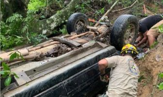 Muere un hombre en volcadura en barranco camino a Vallarta