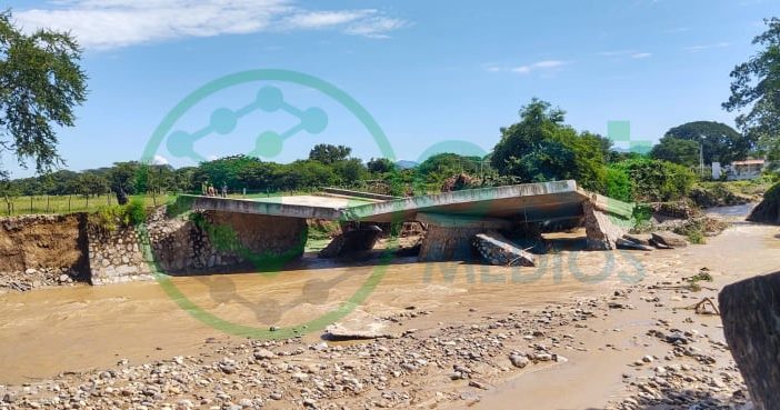 Colapsa puente que conecta con El Cantón