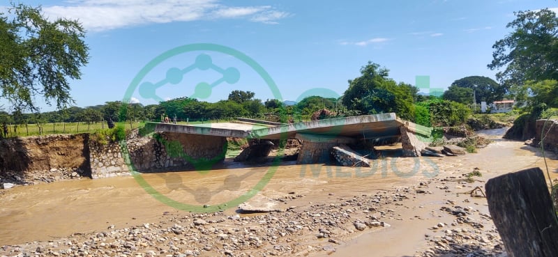 Colapsa puente que conecta con El Cantón Colapsa puente que conecta con El Cantón