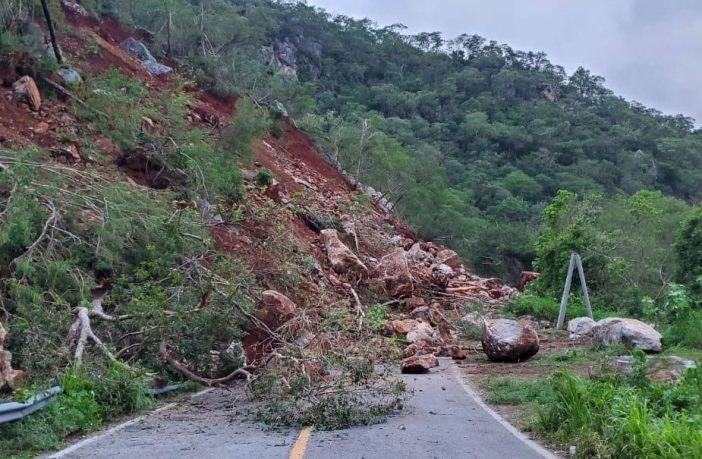 Noticias de Puerto Vallarta | NotiespacioPV | Derrumbe en La Huerta deja un saldo de 1 persona muerta