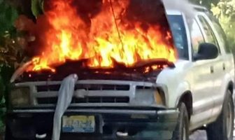 Noticias de Puerto Vallarta | NotiespacioPV | Se incendia camioneta en Gastronómicos aparentemente por cortocircuito.
