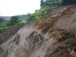 Noticias de Puerto Vallarta | NotiespacioPV | Enorme socavón en Tuxpan-Tonila se lleva un vehículo; hay un lesionado