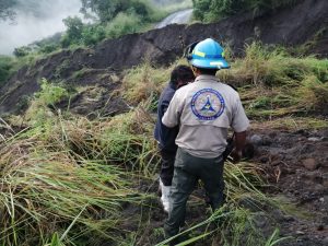 Noticias de Puerto Vallarta | NotiespacioPV | Enorme socavón en Tuxpan-Tonila se lleva un vehículo; hay un lesionado