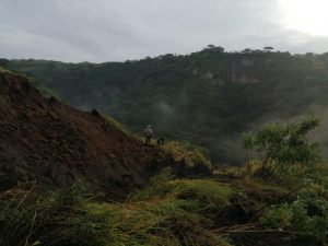 Noticias de Puerto Vallarta | NotiespacioPV | Enorme socavón en Tuxpan-Tonila se lleva un vehículo; hay un lesionado