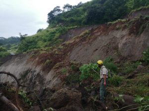 Noticias de Puerto Vallarta | NotiespacioPV | Enorme socavón en Tuxpan-Tonila se lleva un vehículo; hay un lesionado